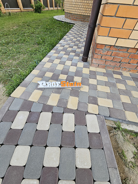 Укладка тротуарной плитки трех разных цветов